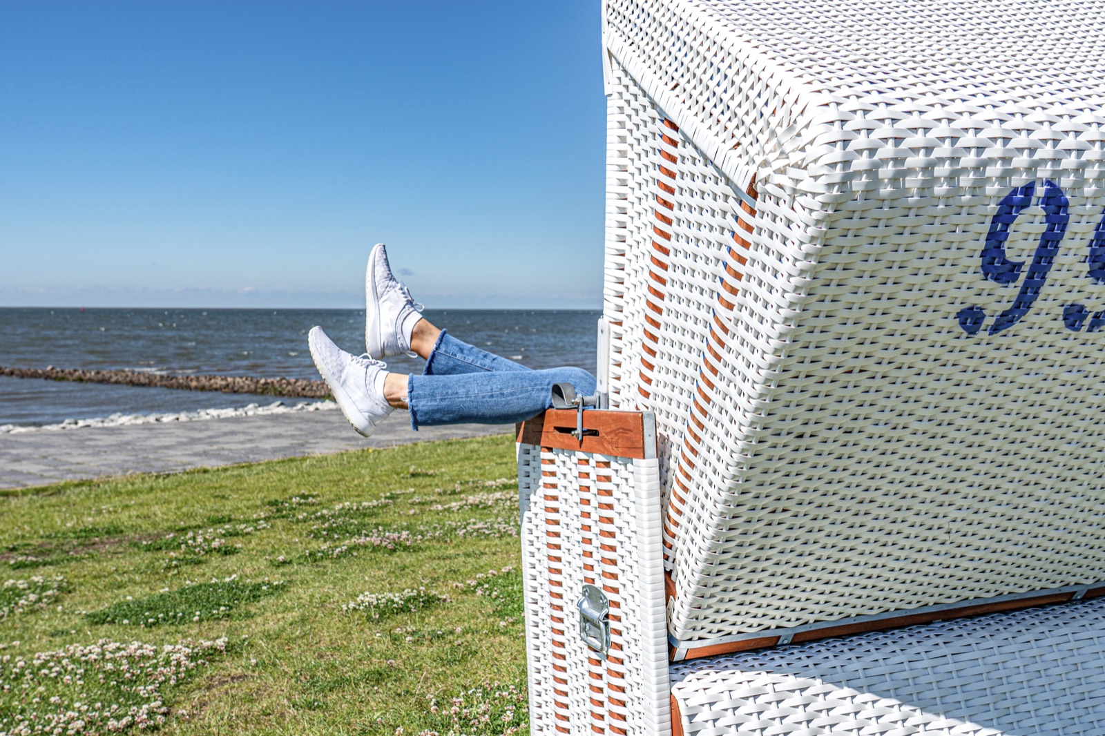 Gast im Strandkorb in Büsum, Blick aufs Meer