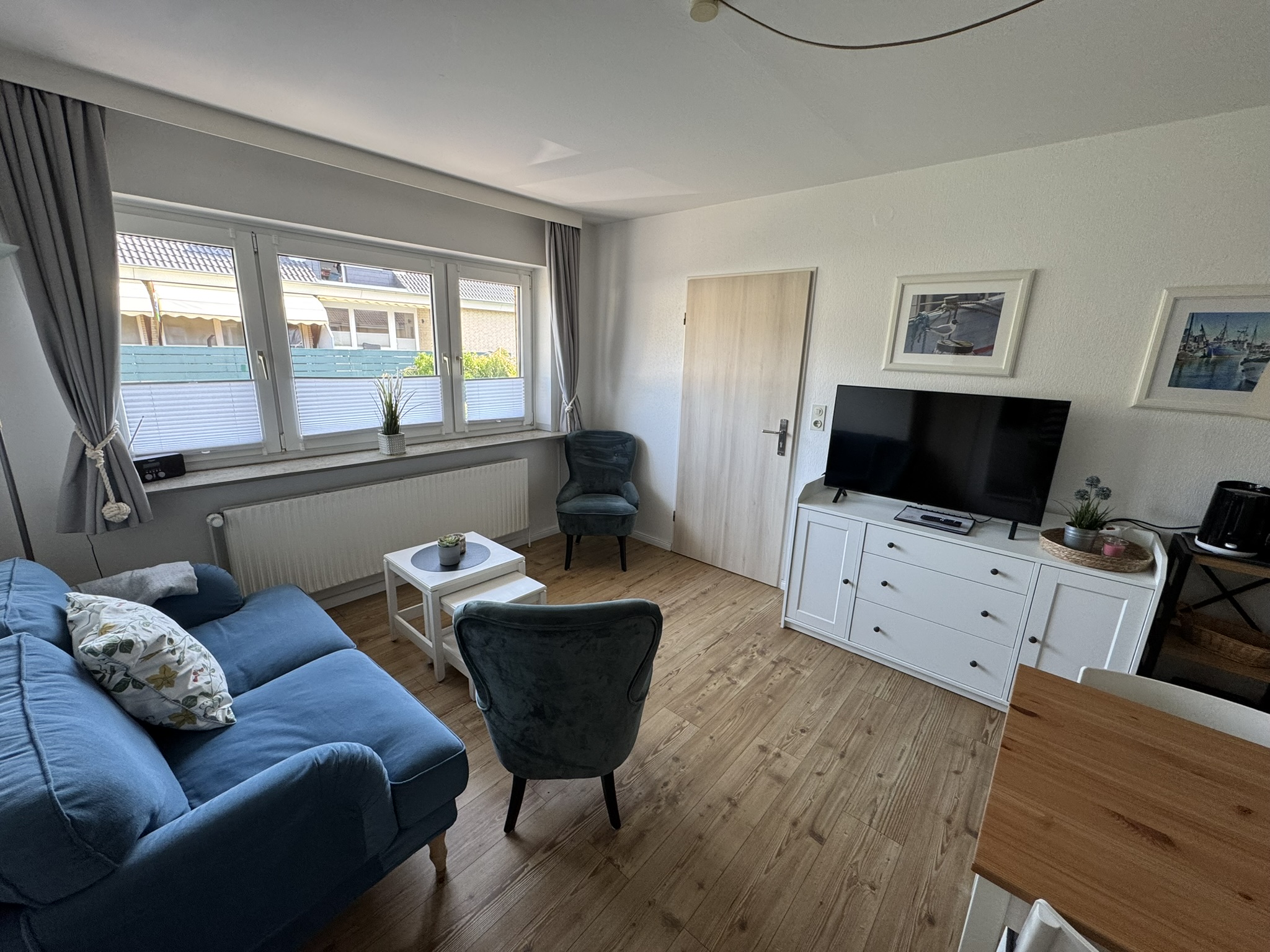 Drei Zimmer im 1. OG — Süd-Gemeinschaftsbalkon vor der Tür